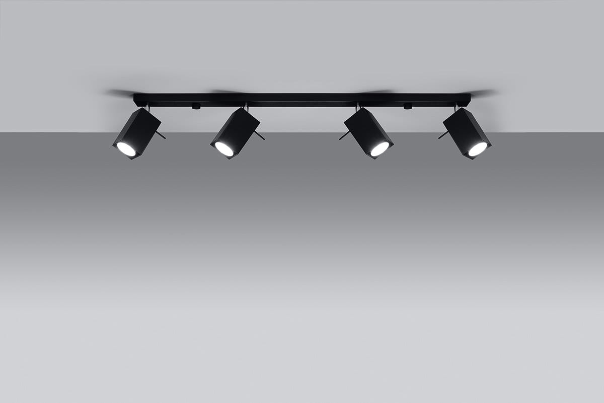 Czarna lampa sufitowa Merida, 4-punktowa, z metalowymi reflektorami ustawionymi pod kątem, zamontowana na prostokątnej podstawie. Reflektory emitują jasne światło, całość na jednolitym tle, co podkreśla nowoczesny design.