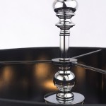 Lampa wisząca Abu Dhabi 5-punktowa w kolorze chromu i czerni. Widok z góry na chromowany detal z kulistym wykończeniem oraz czarną, matową podstawę. Pręt mocujący z widocznymi liniami podziału. Oświetlenie wewnętrzne zapewnia ciepłe światło.