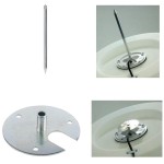 Elementy montażowe do lampy ogrodowej Cumulus M: stalowy kołek, podstawa z otworem na gwint E27, widoczne mocowanie. Podstawa okrągła, metaliczna, z wycięciem. Kołek w pozycji pionowej, gotowy do wbicia w grunt.