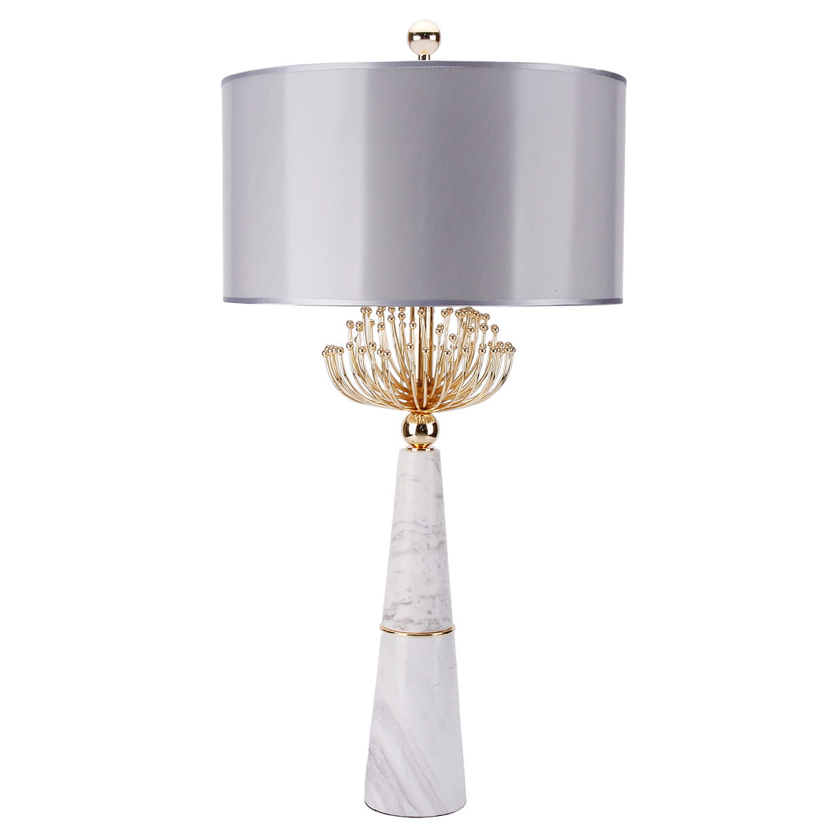 Lampa stołowa Cartagena T02004AU z szarym kloszem, złotym detalem przypominającym kwiat, oraz podstawą z białego marmuru w kształcie stożka. Ujęcie frontalne, prezentujące elegancki design.