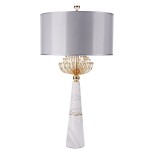 Lampa stołowa Cartagena T02004AU z szarym kloszem, złotym detalem przypominającym kwiat, oraz podstawą z białego marmuru w kształcie stożka. Ujęcie frontalne, prezentujące elegancki design.