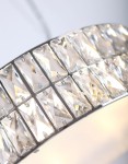 Lampa wisząca Diamante 6-punktowa P0238 z metalową podstawą i ozdobnymi, przezroczystymi kryształkami w kształcie prostokątów. Kryształki są błyszczące i umieszczone w regularnych rzędach, co tworzy elegancki efekt świetlny.
