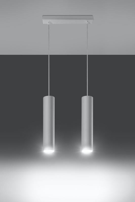 Lagos lampa wisząca 2-punktowa w kolorze białym, składająca się z dwóch cylindrycznych opraw oświetleniowych, zawieszonych na cienkich linkach. Zamontowana na prostokątnej podstawie, emituje jasne światło w dół. Tło w ciemnym odcieniu.