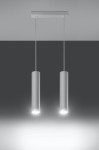 Lagos lampa wisząca 2-punktowa w kolorze białym, składająca się z dwóch cylindrycznych opraw oświetleniowych, zawieszonych na cienkich linkach. Zamontowana na prostokątnej podstawie, emituje jasne światło w dół. Tło w ciemnym odcieniu.