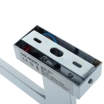 Kinkiet Shine LED IP44 w kolorze chrom, z widocznymi przewodami elektrycznymi, montażowym uchwytem oraz informacjami technicznymi na obudowie. Produkt o prostokątnym kształcie, przeznaczony do montażu na ścianie.