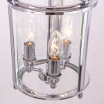 Lampa wisząca New York 3-punktowa P03427CH z chromowanym wykończeniem i przezroczystymi kloszami. Zawiera trzy świecznikowe żarówki w metalowych oprawach. Produkt umieszczony w centralnej części, z widocznymi detalami.