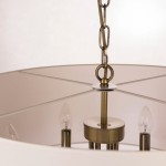 Lampa wisząca Abu Dhabi w odcieniu patyny, z sześcioma punktami świetlnymi. Widok z góry, ukazujący metalowy uchwyt, przezroczyste klosze bulbów i okrągłą podstawę z lśniącym wykończeniem. Kabel zawieszony na łańcuchu.