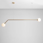 Wisząca lampa Pure 2-punktowa w kolorze złotym z dwoma okrągłymi kloszami z białego szkła. Lampa ma prosty, poziomy kształt z jedną prostą rurką, zawieszoną na cienkich linkach, na jasnoszarym tle.