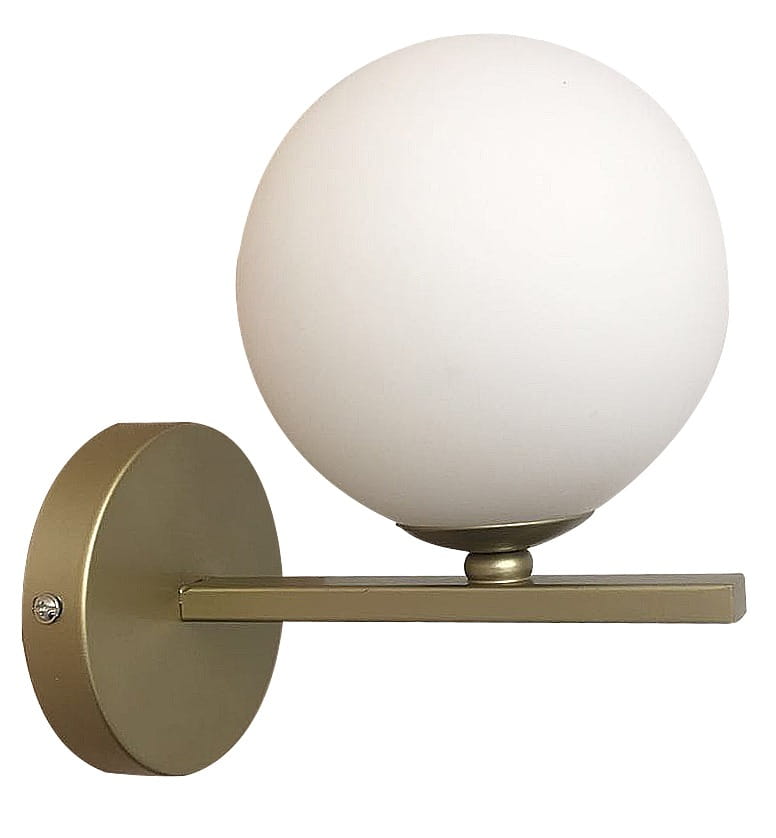 Kinkiet Kama 1-punktowy w kolorze złotym z okrągłą, matową, białą kulą. Uchwyt prosty, zamontowany na okrągłej podstawie. Produkt prezentowany frontalnie, z widocznym detalem mocowania. Idealny do nowoczesnych wnętrz.