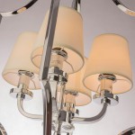 Lampa wisząca New York 4-punktowa P04380WH w kolorze chromu z czterema kloszami w odcieniu kremowym. Ujęcie z bliska, pokazujące detale mocowania i kształt kloszy. Metalowe elementy oraz elegancki design.