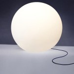 Lampa ogrodowa Cumulus L, biała, w kształcie dużej kuli. Zasilana żarówką E27, z widocznym kablem. Ujęcie frontalne, produkt leżący na jednolitym tle, prezentujący minimalistyczny design.