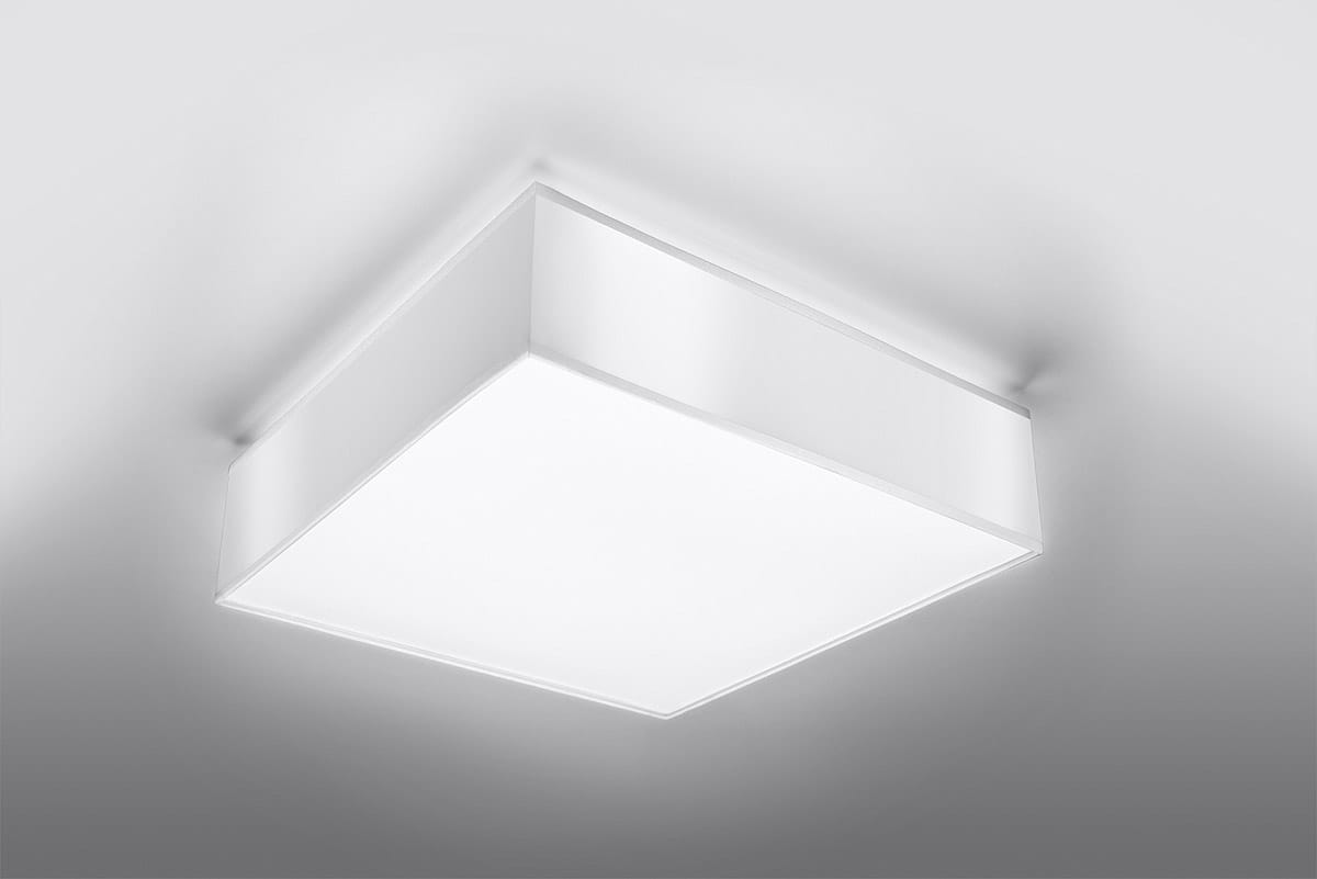 Lampa sufitowa Horus 35, 2-punktowa, o kwadratowym, białym korpusie. Ujęcie z dołu, pokazujące gładką powierzchnię i minimalistyczny design. Idealna do nowoczesnych wnętrz, montowana na suficie.