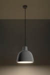 Lampa wisząca Damaso 1-punktowa w kolorze szarym, betonowy klosz o zaokrąglonym kształcie, zawieszona na cienkim przewodzie. Widoczna oprawa z białym źródłem światła, umieszczona pod sufitem w neutralnym tle.