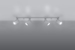 Biała lampa sufitowa 4-punktowa z cylindrycznymi reflektorami, zamontowana na prostokątnej listwie. Reflektory są skierowane w różnych kierunkach, a całość umieszczona na gładkim, jasnym tle.