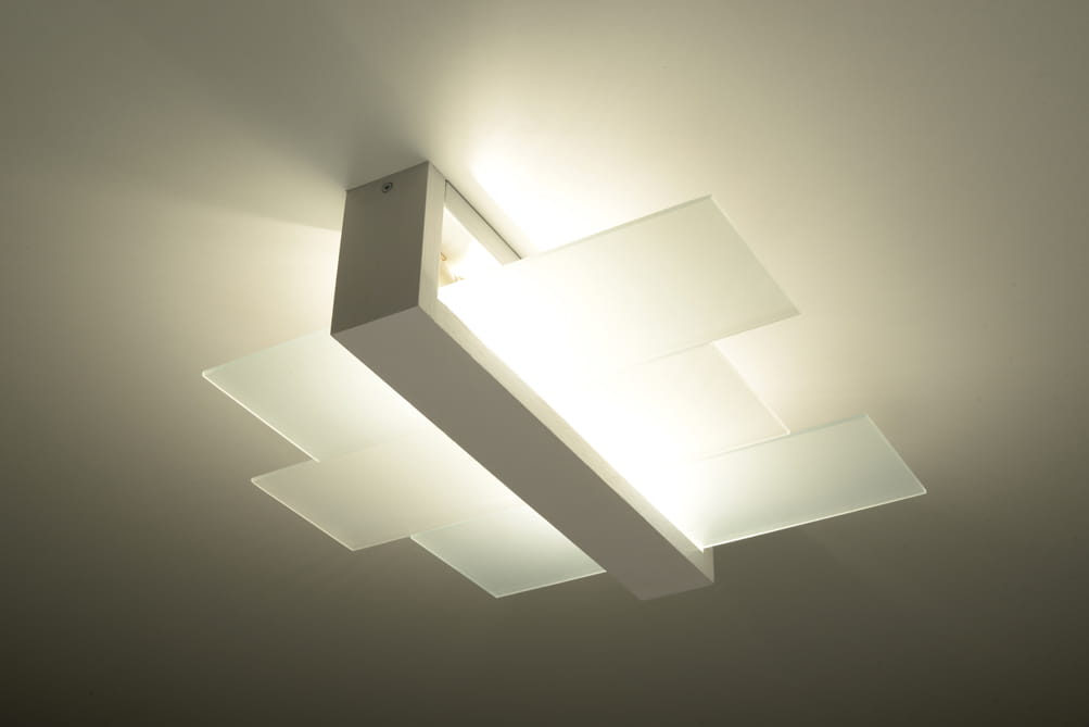 Lampa sufitowa Feniks 2-punktowa w kolorze białym, z prostokątną, minimalistyczną konstrukcją. Oświetlenie z mlecznymi, szklanymi panelami, umieszczona w centralnej pozycji, emitująca miękkie światło.