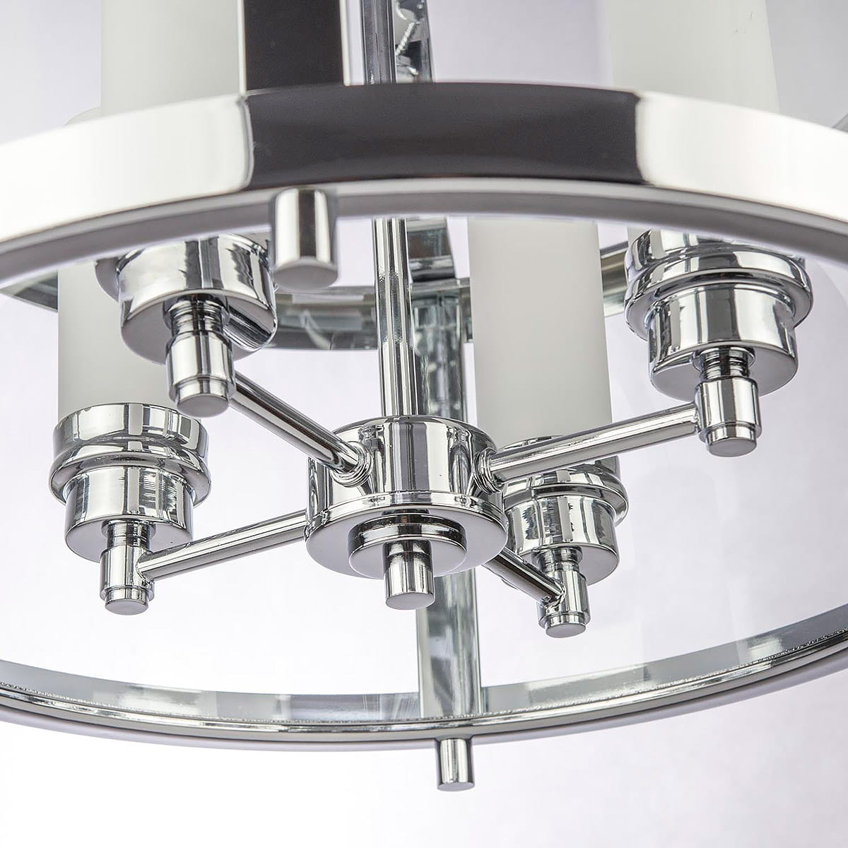 Lampa wisząca New York 4-punktowa z chromowanym metalem, posiada cztery źródła światła w białych osłonach. Ujęcie z bliska, ukazujące detale mocowania i struktury, na tle jasnym.