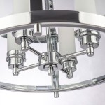 Lampa wisząca New York 4-punktowa z chromowanym metalem, posiada cztery źródła światła w białych osłonach. Ujęcie z bliska, ukazujące detale mocowania i struktury, na tle jasnym.