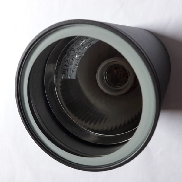 Lampa sufitowa elewacyjna Fog w kolorze grafitowym, z oprawą na żarówkę E27. Ujęcie z góry, ukazujące wnętrze i teksturę. Prosta, cylindryczna forma z matowym wykończeniem.