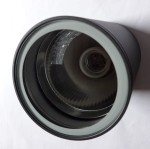 Lampa sufitowa elewacyjna Fog w kolorze grafitowym, z oprawą na żarówkę E27. Ujęcie z góry, ukazujące wnętrze i teksturę. Prosta, cylindryczna forma z matowym wykończeniem.
