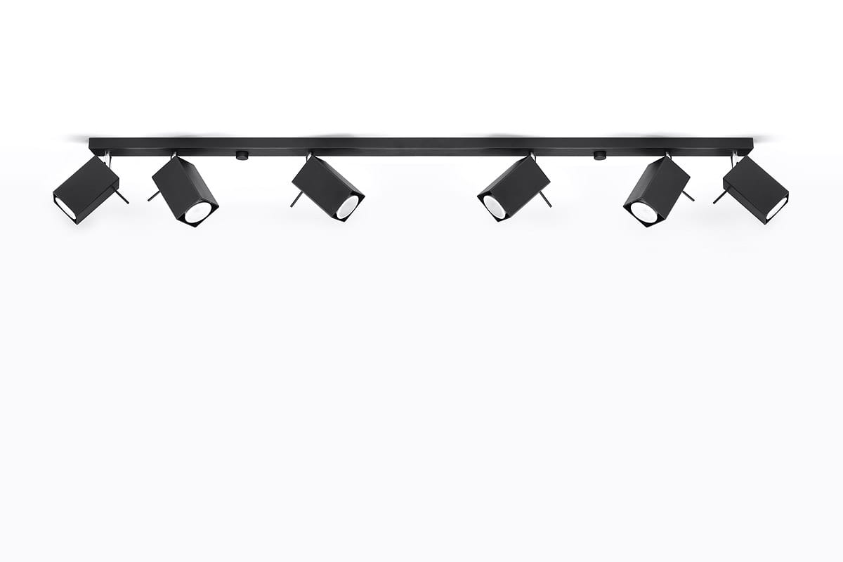 Czarna lampa sufitowa Merida z sześcioma punktami świetlnymi, zamontowana na prostokątnej podstawie. Reflektory są regulowane w kierunku, każdy w kształcie prostokąta z okrągłym źródłem światła. Ujęcie z góry, na jednolitym tle.