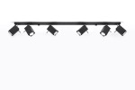 Czarna lampa sufitowa Merida z sześcioma punktami świetlnymi, zamontowana na prostokątnej podstawie. Reflektory są regulowane w kierunku, każdy w kształcie prostokąta z okrągłym źródłem światła. Ujęcie z góry, na jednolitym tle.