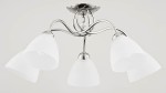 Lampa sufitowa Amarillo Chrom, pięciopunktowa, z chromowanym stelażem i matowymi, białymi kloszami w kształcie stożków. Ujęcie z boku, ukazujące eleganckie, faliste ramiona i detale mocowania. Proste tło podkreśla nowoczesny design.