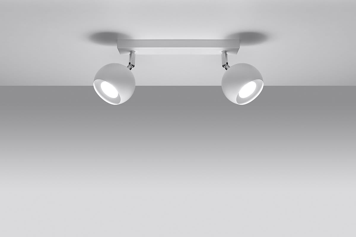 Lampa sufitowa Oculare 2-punktowa, biała, z dwoma okrągłymi oprawami oświetleniowymi na metalowej podstawie. Ujęcie frontalne, lampy skierowane w dół, zamontowane na jasnym suficie. Prosta konstrukcja, minimalistyczny design.