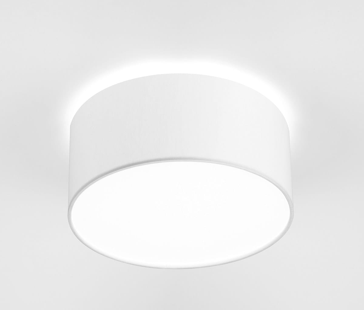 Lampa sufitowa Cameron 2-punktowa w kolorze białym, okrągła, z matowym wykończeniem. Zamontowana na suficie, z delikatnym podświetleniem na krawędzi, stwarzająca nowoczesny efekt świetlny. Idealna do minimalistycznych wnętrz.