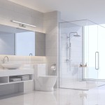 Kinkiet Splash LED IP44 w kolorze chromu, o wymiarach L60 cm i mocy 12W, zamontowany nad lustrem w nowoczesnej łazience. Białe płytki i minimalistyczne akcesoria tworzą eleganckie otoczenie.
