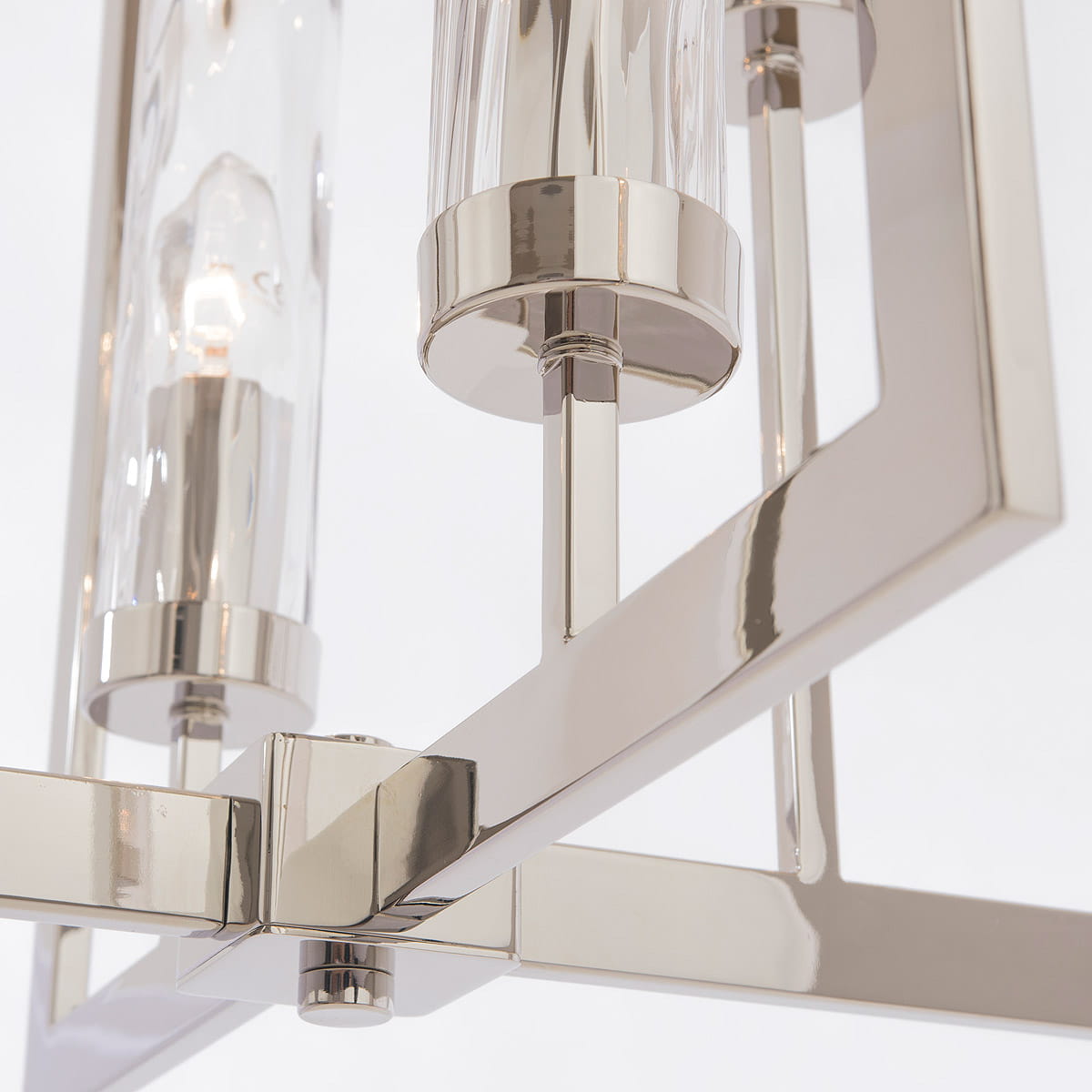 Lampa wisząca Oxford 4-punktowa P04052NI, z metalowym stelażem w kolorze niklu, z przezroczystymi kloszami. Ujęcie z dołu, pokazujące detale montażu i źródła światła. Gładka, błyszcząca powierzchnia.