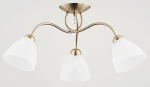 Lampa sufitowa Amarillo Patyna 3-punktowa, złote metalowe ramiona z trzema białymi kloszami w kształcie stożków. Klosze są matowe, a lampa zamontowana jest na okrągłej podstawie. Produkt wisi w pozycji poziomej na jednolitym tle.