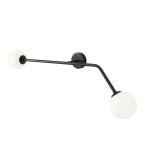 Czarna lampa sufitowa 2-punktowa Pure z dwiema białymi, okrągłymi kloszami. Lampa ma prosty, nowoczesny kształt z wygiętym ramieniem, montowana na ścianie. Tło jest białe, co podkreśla elegancki design.
