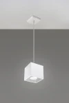 Biała lampa wisząca 1-punktowa Quad, o kwadratowym kształcie, zawieszona na cienkim przewodzie, z płaskim, okrągłym źródłem światła wewnątrz. Ujęcie z góry, na szarym tle.