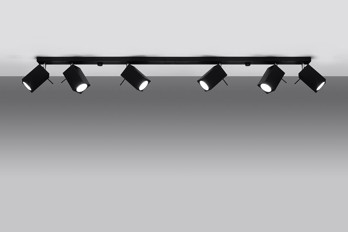 Lampa sufitowa Merida w kolorze czarnym, 6-punktowa, z regulowanymi reflektorami. Ujęcie z góry, ukazujące równomiernie rozmieszczone lampy na prostokątnej listwie, z widocznymi źródłami światła i minimalistycznym designem.