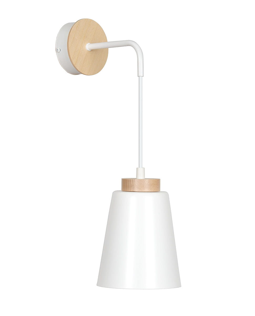 Kinkiet Bolero 1-punktowy w kolorze białym z kloszem w kształcie stożka. Posiada drewniane detale u podstawy oraz okrągłą, drewnianą osłonę na ścianie. Ujęcie frontalne, produkt zamontowany na ścianie, z widocznym metalowym ramieniem.