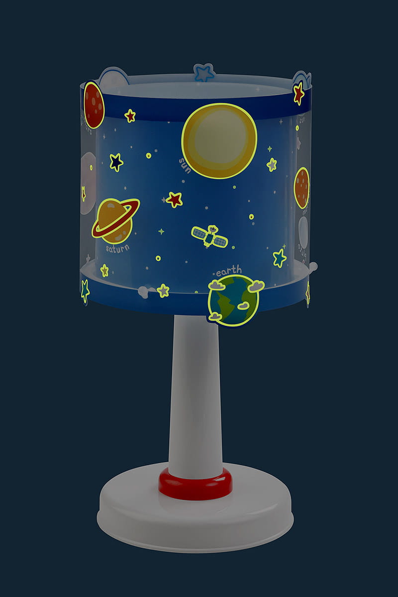 Lampka nocna Planety 1-punktowa z niebieskim kloszem zdobionym ilustracjami planet i gwiazd. Posiada białą podstawę z czerwoną obrączką. Klosz przedstawia Słońce, Ziemię, Saturna oraz satelitę, co nadaje jej kosmiczny charakter.
