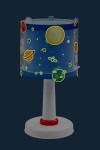 Lampka nocna Planety 1-punktowa z niebieskim kloszem zdobionym ilustracjami planet i gwiazd. Posiada białą podstawę z czerwoną obrączką. Klosz przedstawia Słońce, Ziemię, Saturna oraz satelitę, co nadaje jej kosmiczny charakter.