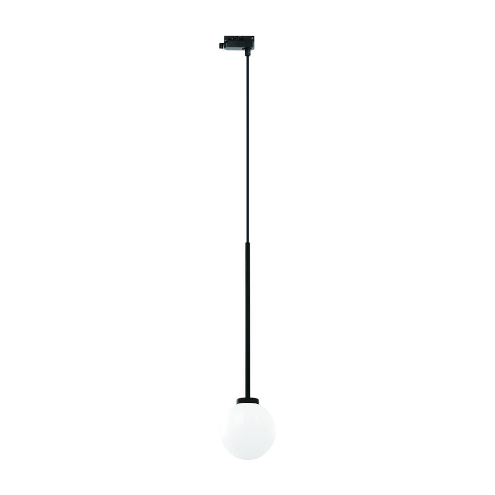 Czarna lampa wisząca Track Ota I z szyną, z długim, cienkim przewodem. U dołu znajduje się okrągła, biała kula z mlecznego szkła. Lampa zawieszona w pionie, na jednolitym tle.