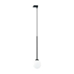 Czarna lampa wisząca Track Ota I z szyną, z długim, cienkim przewodem. U dołu znajduje się okrągła, biała kula z mlecznego szkła. Lampa zawieszona w pionie, na jednolitym tle.