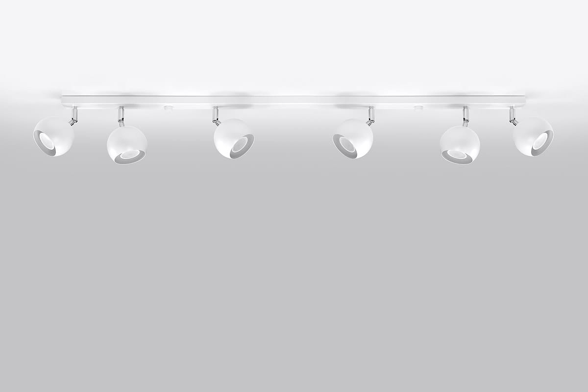 Biała lampa sufitowa Oculare z sześcioma punktami świetlnymi, zamontowana na prostokątnej podstawie. Reflektory mają zaokrąglony kształt, skierowane w dół. Tło jest jasnoszare, co podkreśla elegancki wygląd lampy.