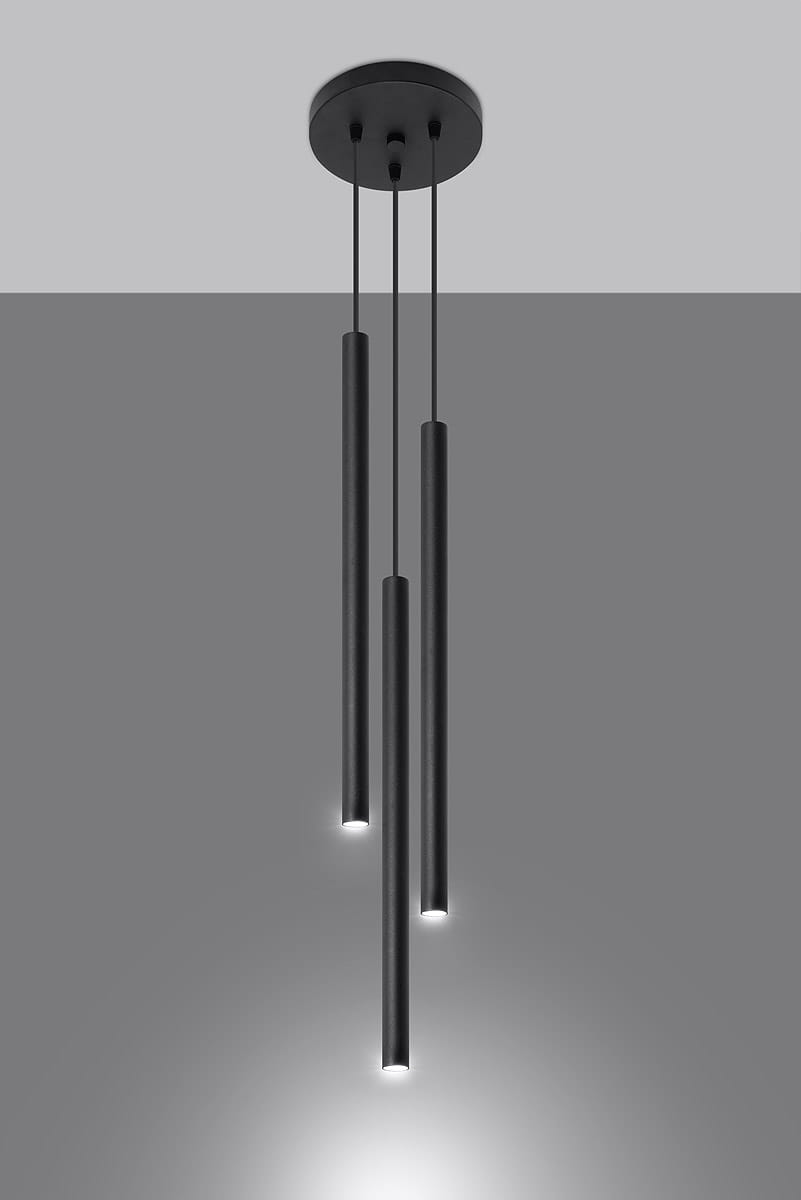 Lampa wisząca 3-punktowa w kolorze czarnym z trzema cylindrycznymi źródłami światła. Ujęcie z góry, pokazujące montaż na okrągłym stropie. Lampa ma minimalistyczny design, a źródła światła emitują delikatne światło. Tło w odcieniach szarości.