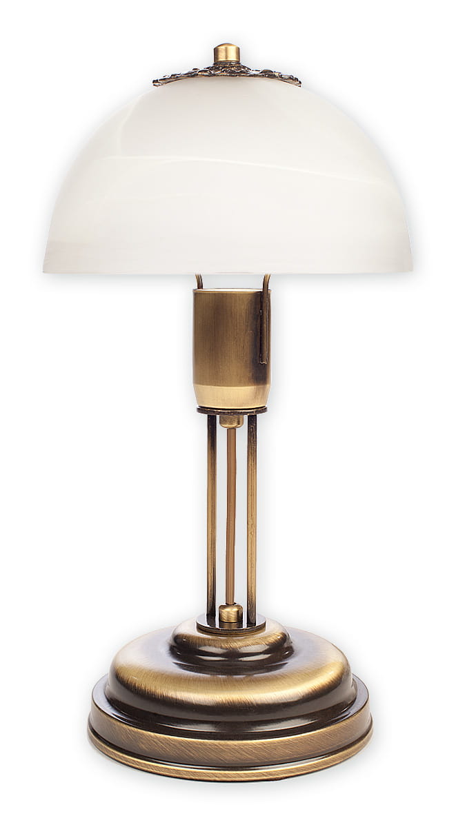 Lampa stołowa Arkadia O2128 L1 PAT, z metalową podstawą w kolorze mosiądzu i białym, szklanym kloszem w kształcie półkuli. Ujęcie frontalne, stojąca na okrągłej podstawie, elegancka konstrukcja, widoczne detale mocowania klosza.