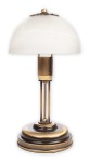 Lampa stołowa Arkadia O2128 L1 PAT, z metalową podstawą w kolorze mosiądzu i białym, szklanym kloszem w kształcie półkuli. Ujęcie frontalne, stojąca na okrągłej podstawie, elegancka konstrukcja, widoczne detale mocowania klosza.