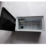 Basalt kinkiet podtynkowy 1-punktowy 3412 w kolorze czarnym z otwartą obudową, ukazującą wnętrze ze stykami elektrycznymi i miejscem na żarówkę. Produkt widoczny z góry, na białym tle.