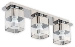 Chroms lampa sufitowa 3-punktowa O2613 P3 CH, z metalowym stelażem w kolorze chromu, z trzema przezroczystymi kloszami w kształcie sześcianu. Lampa zamontowana pod kątem, z widocznymi żarówkami LED w środku. Prosta, nowoczesna forma, idealna do wnętrz.
