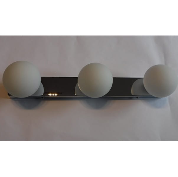 Kinkiet Brazos 3-punktowy w kolorze chromu z trzema matowymi, okrągłymi kloszami. Ujęcie frontalne, produkt zamontowany na prostokątnej podstawie, idealny do nowoczesnych wnętrz. Tło jasne, minimalistyczne.