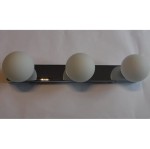 Kinkiet Brazos 3-punktowy w kolorze chromu z trzema matowymi, okrągłymi kloszami. Ujęcie frontalne, produkt zamontowany na prostokątnej podstawie, idealny do nowoczesnych wnętrz. Tło jasne, minimalistyczne.