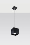 Czarna lampa wisząca 1-punktowa o kwadratowym kształcie, zawieszona na cienkim metalowym kablu. Ma matową powierzchnię i prosty design, idealna do nowoczesnych wnętrz. Widoczne źródło światła w dolnej części lampy.