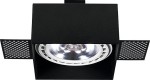 Czarna lampa sufitowa Mod Plus 1-punktowa, z kwadratową podstawą i otworami wentylacyjnymi po bokach. Ujęcie z dołu, ukazujące reflektor w środku, metalowa konstrukcja. Idealna do nowoczesnych wnętrz.