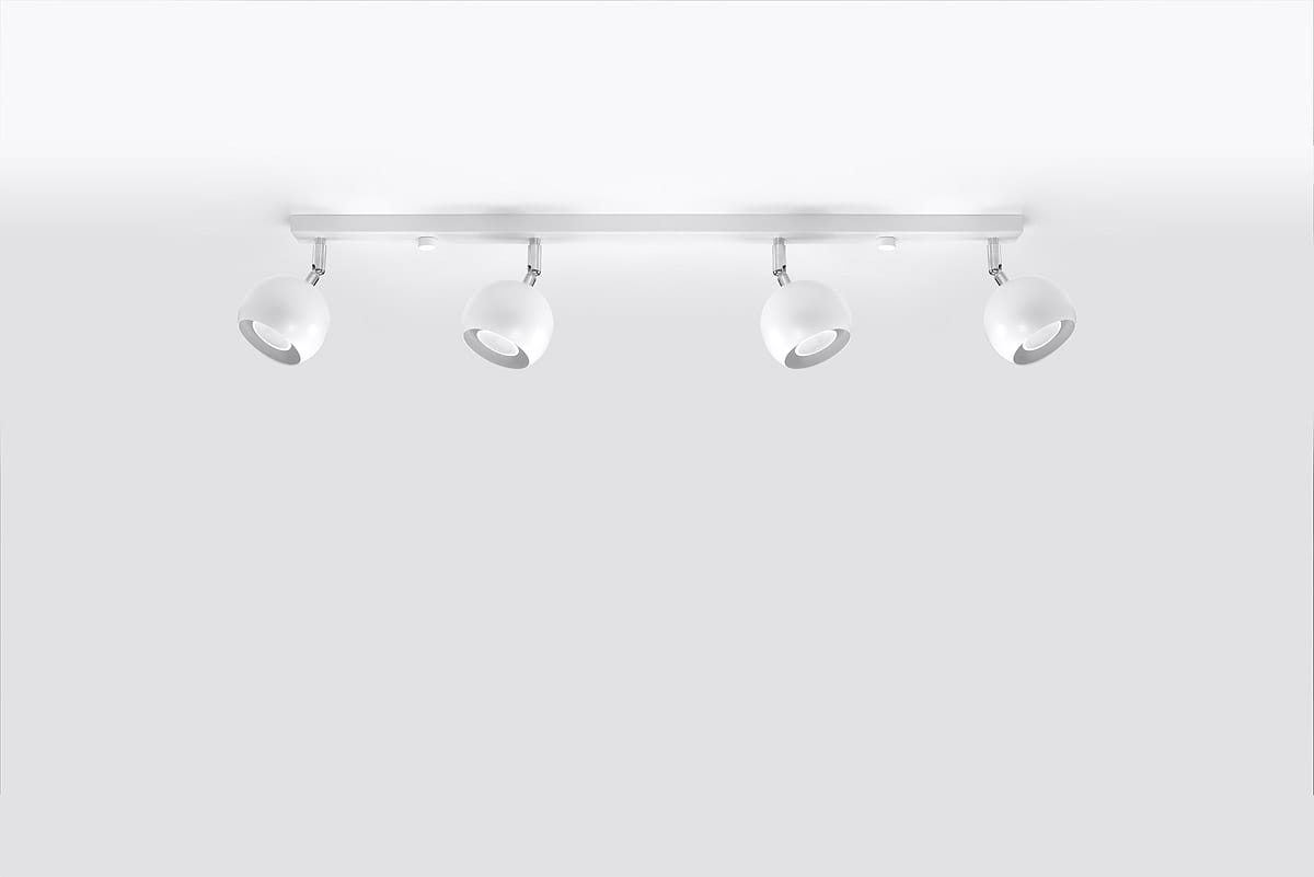 Czteropunktowa lampa sufitowa Oculare w kolorze białym, zamontowana na płaskiej, metalowej podstawie. Każdy reflektor ma okrągły kształt z metalicznym wykończeniem wewnętrznym, skierowany w dół. Ujęcie z góry, na jednolitym tle.